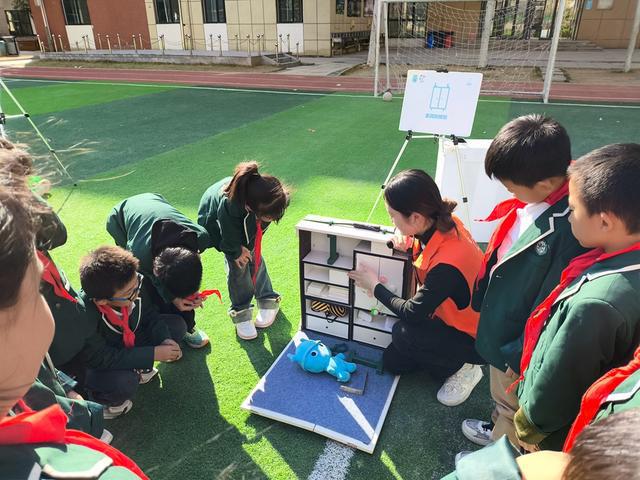 街小学：家长进课堂教学生自救爱游戏爱体育郑州高新区莲花(图2)